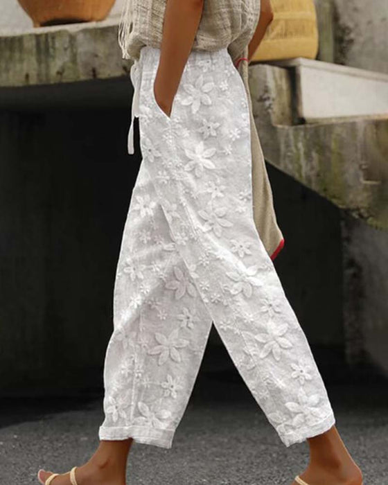 Ensfargede fritidsbukser med blomsterbrodert blonder