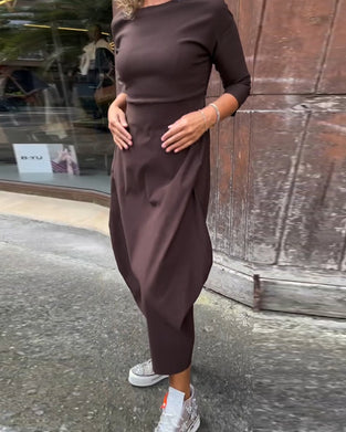 Enkel ensfarget og elegant kjole med lange ermer