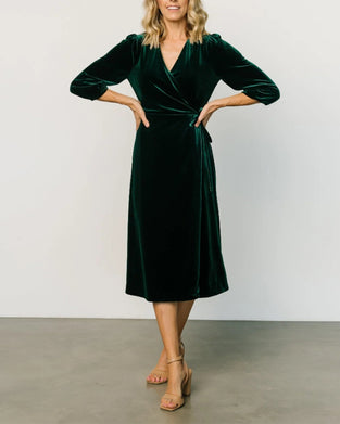 Elegant ensfarget V-hals kjole med snøring og trekvart ermer