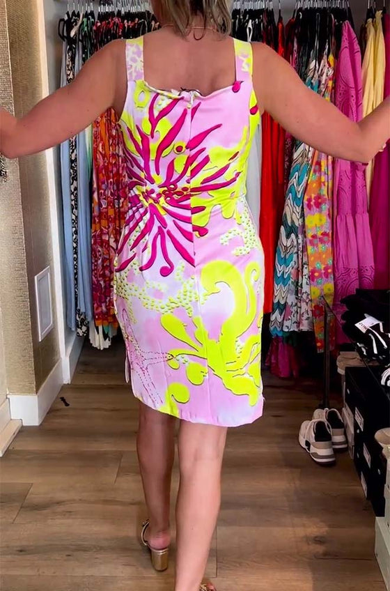 Kjole uten ermer og med blomstermønster