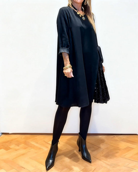 Stilfull Kjole Med Lappetæktsdetaljer Og Rund Hals