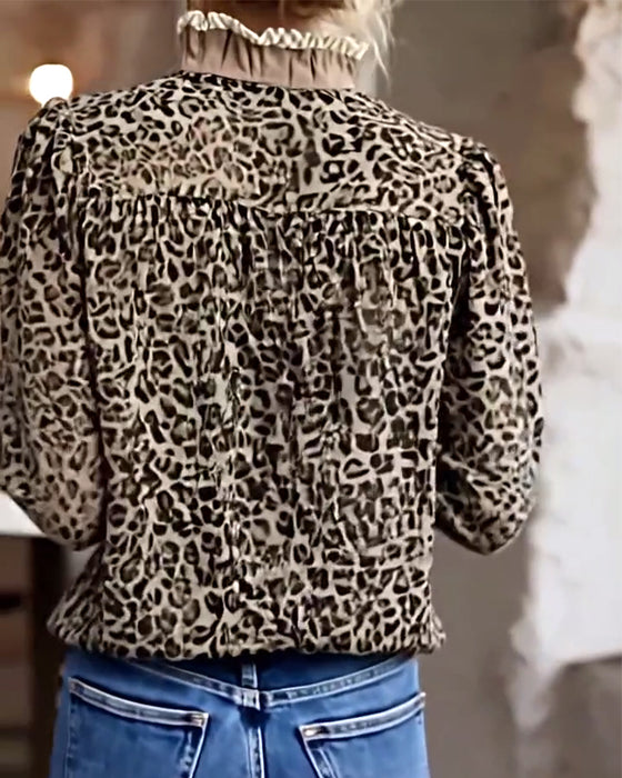 Bluse med avslappet leopardprint og lange ermer