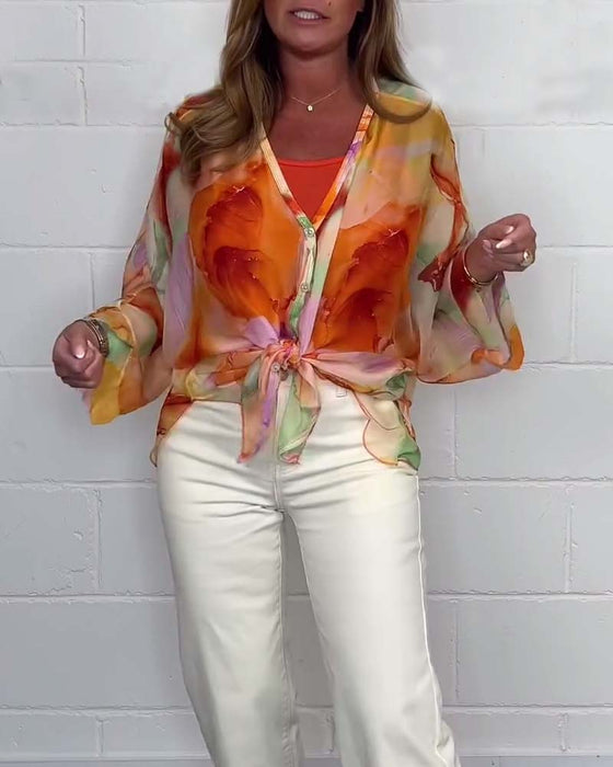 Uformell trykket V-hals bluse med lange ermer