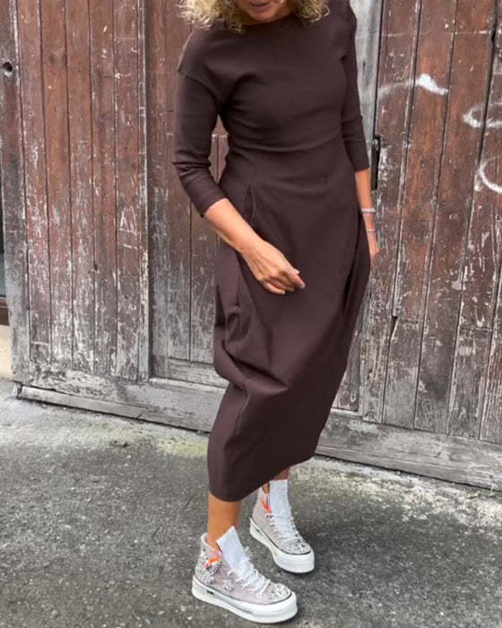 Enkel ensfarget og elegant kjole med lange ermer