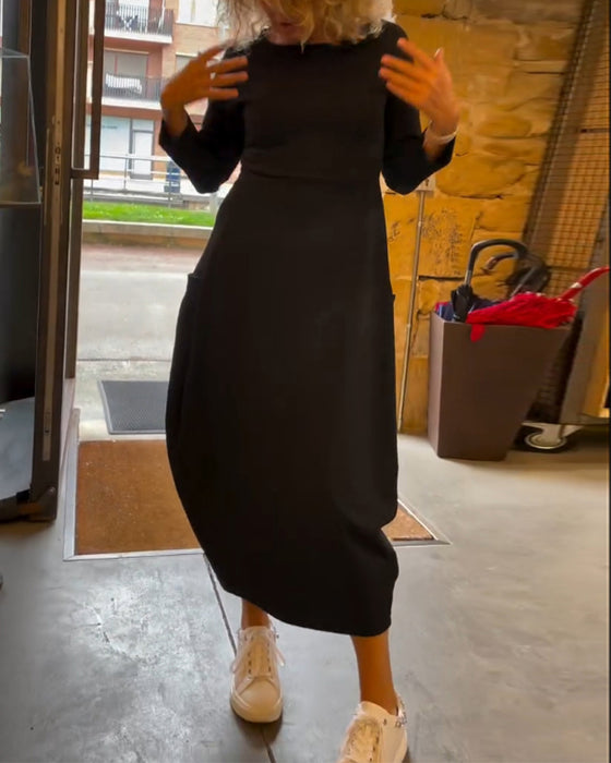 Ensfarget kjole med rund hals og lange ermer og lomme