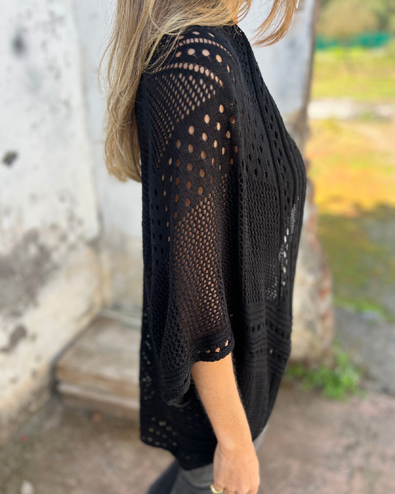 Elegant kåpe med hullstickdesign