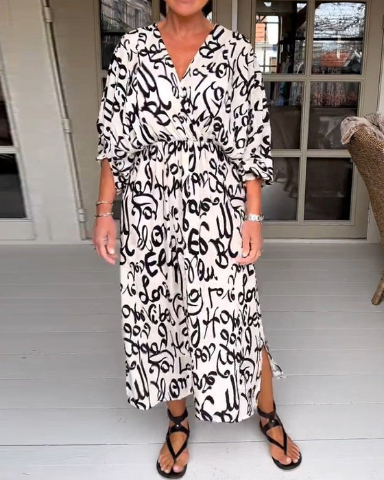 V-hals kjole med bokstavtrykk