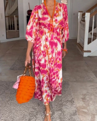 V-hals kjole i motetrykk med 3/4 erme