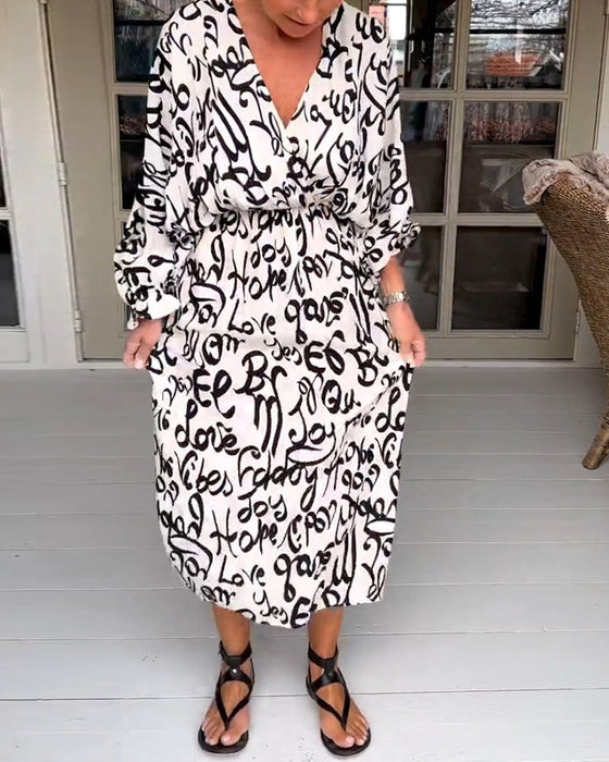 V-hals kjole med bokstavtrykk