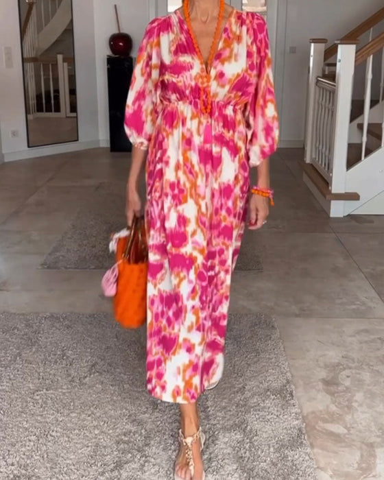 V-hals kjole i motetrykk med 3/4 erme