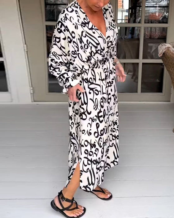 V-hals kjole med bokstavtrykk