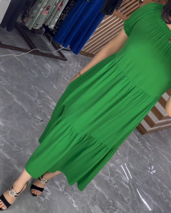 Ensfarget kjole med rund hals og korte ermer