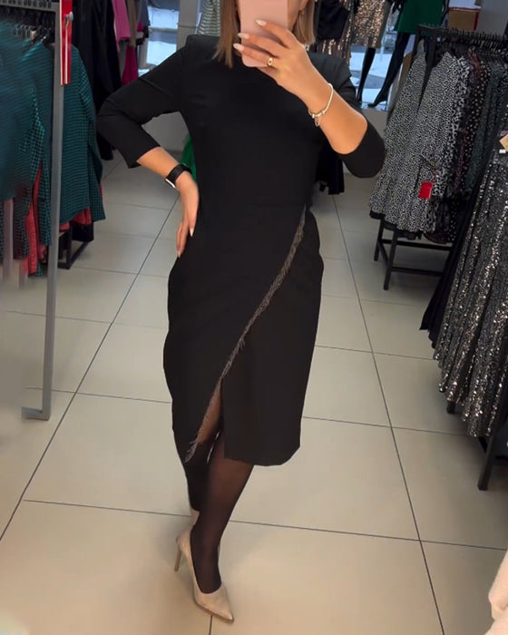 Kjole med rund hals og skrå splitt