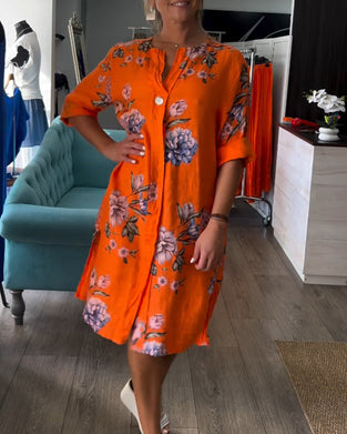 Kjole med knapper og trykt V-hals