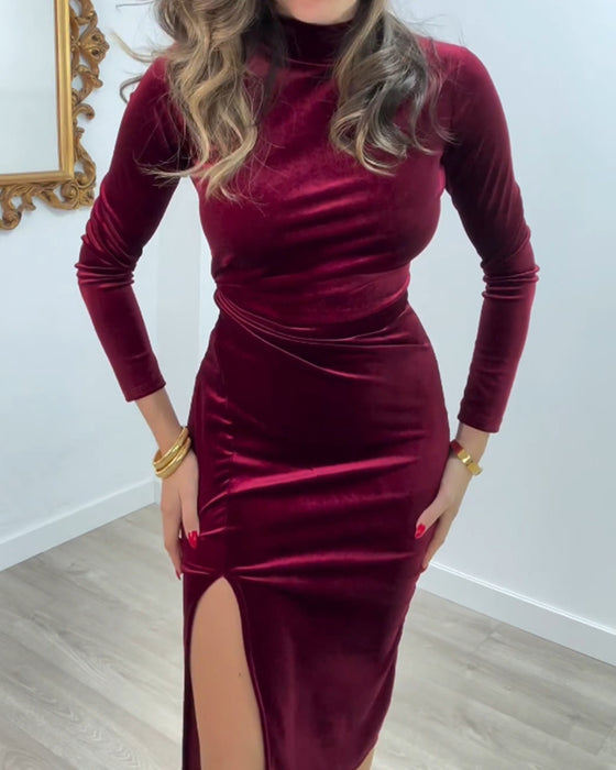 Elegant fløyelskjole med splitt i siden