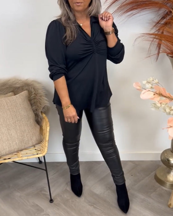 Bluse med V-hals og folder