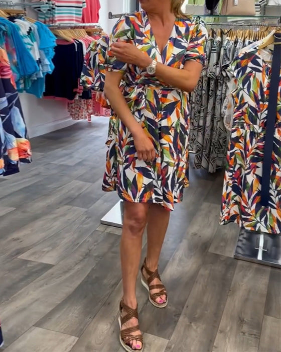 Kjole med V-hals og korte ermer med trykk