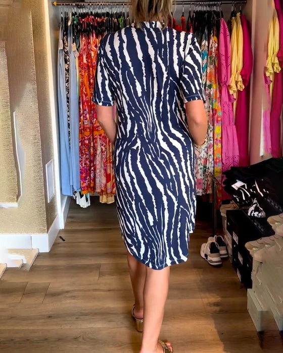 V-hals kjole med kontrasttrykk