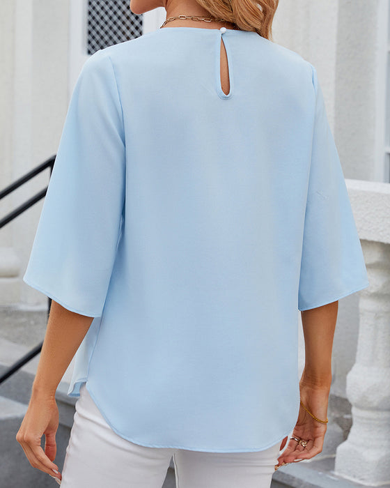 Elegant ensfarget bluse med halv erme