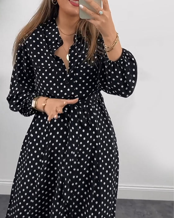 Elegant kjole med prikkete jakkeslag