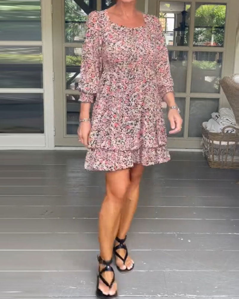 Fritidskjole med blomstertrykk med firkantet hals