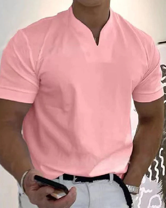 En sporty T-skjorte med korte ermer og V-hals