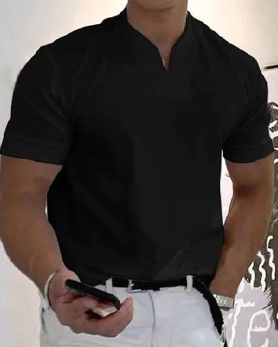 En sporty T-skjorte med korte ermer og V-hals