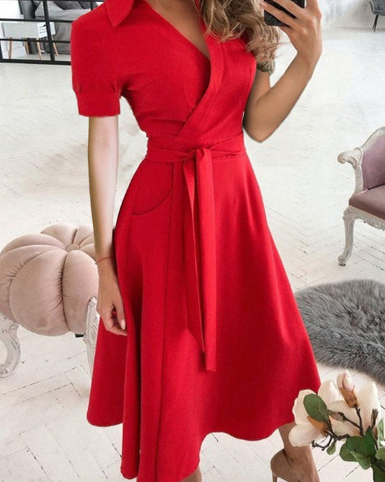 Elegant kjole med korte ermer