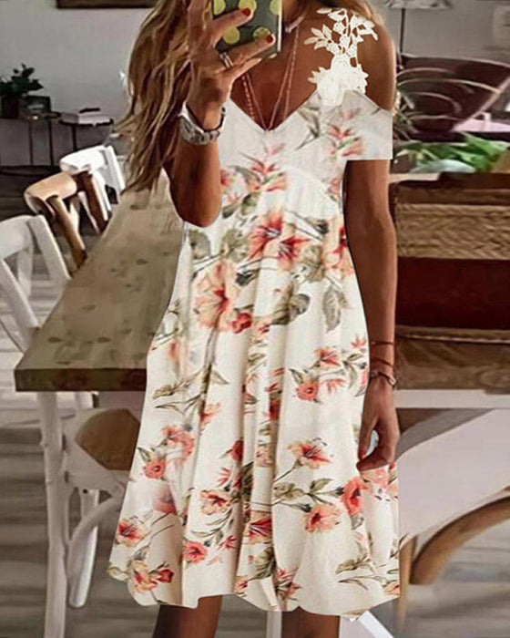 Blomstret strandsolkjole med kalde skuldre