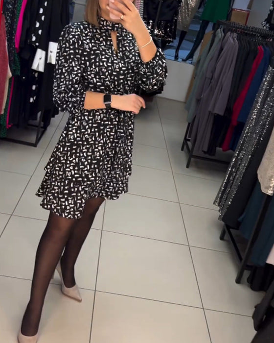 Elegant utskåren kjole med trykk