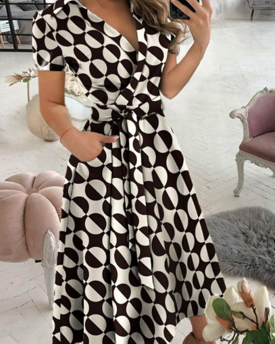 Elegant kjole med korte ermer