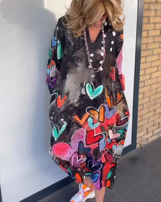 V-hals kjole i hjerteprint med lange ermer