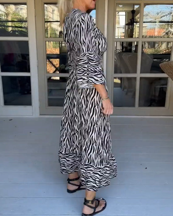 V-hals stripete print kjole