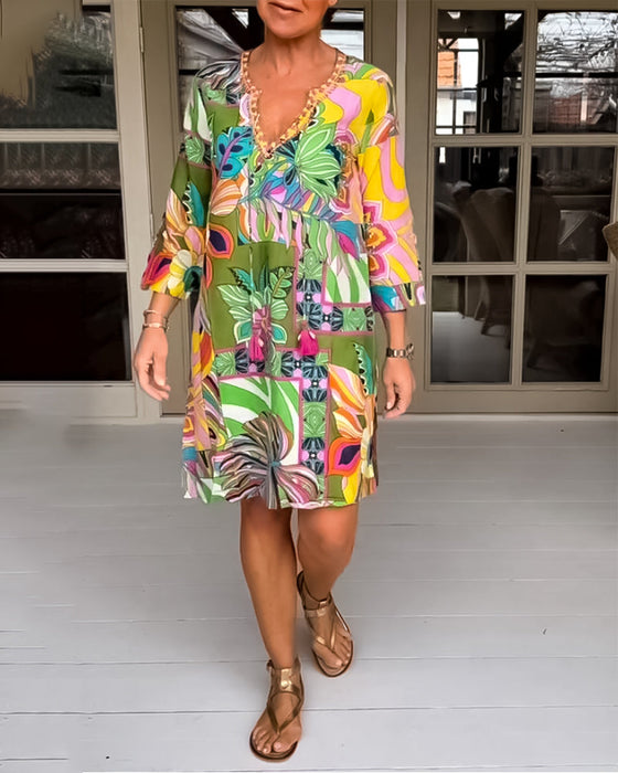 Uformell kjole med blomster og gresstrykk