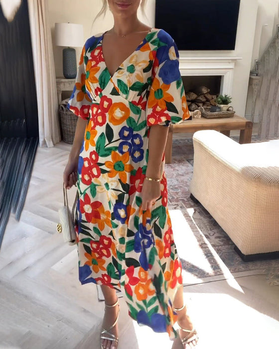 V-hals kjole med blomstertrykk