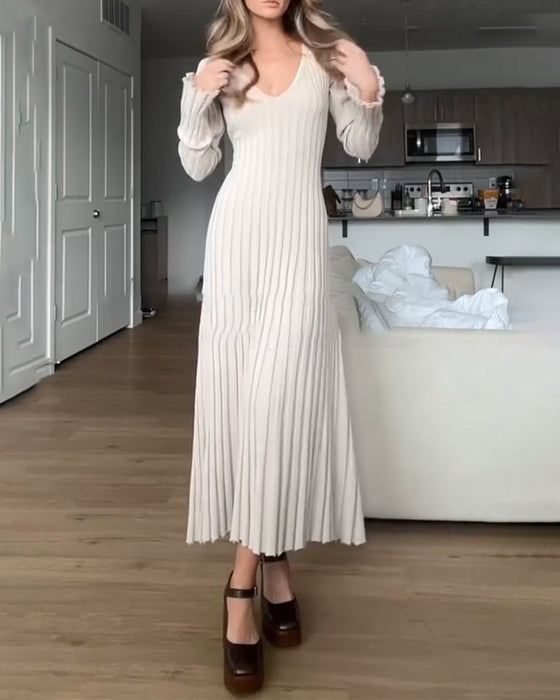 Ensfarget kjole med v-hals, ribbet