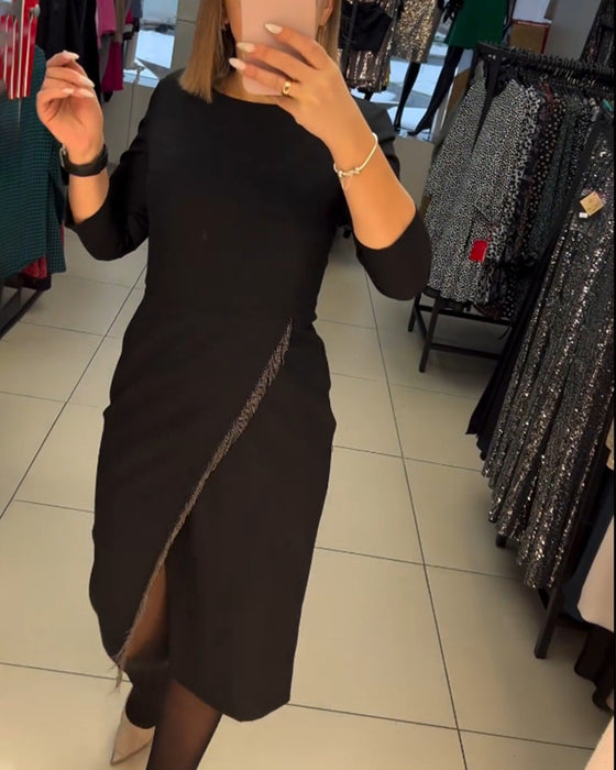 Kjole med rund hals og skrå splitt