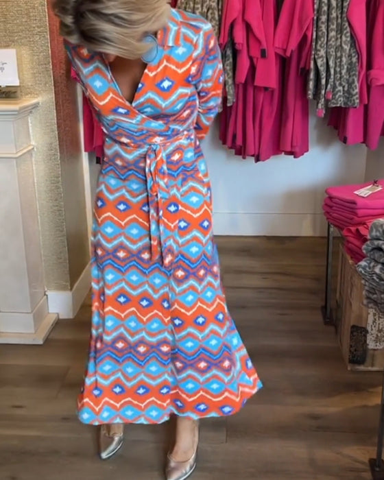 Fargerike jakkeslagskjole med trykk