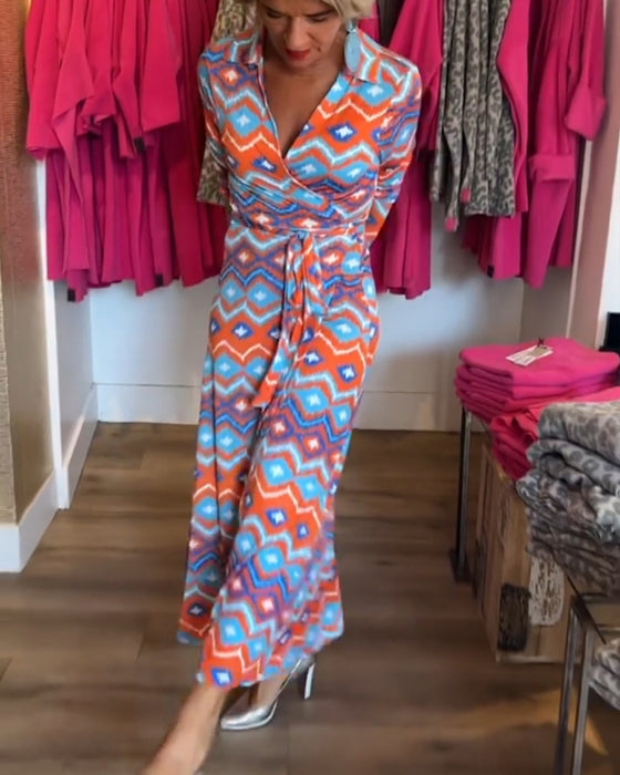 Fargerike jakkeslagskjole med trykk