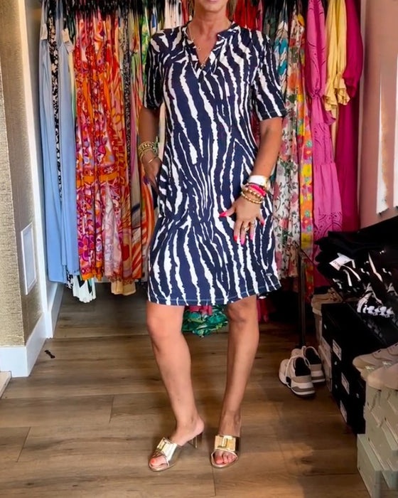 V-hals kjole med kontrasttrykk