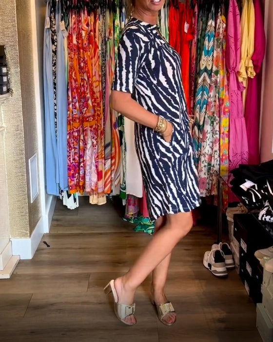 V-hals kjole med kontrasttrykk