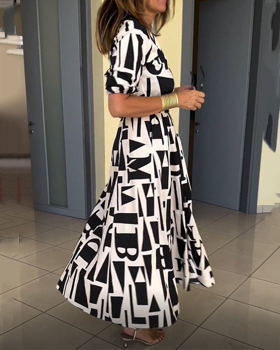 Kjole med geometrisk trykk og løs passform