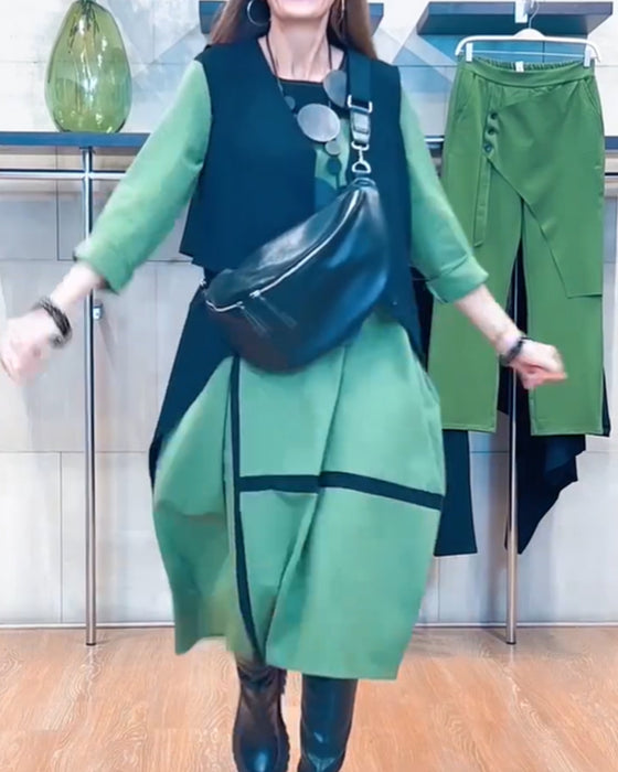 Kjole med vertikale striper og kunststil