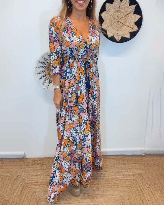 Kjole med dyp V-hals og blomster