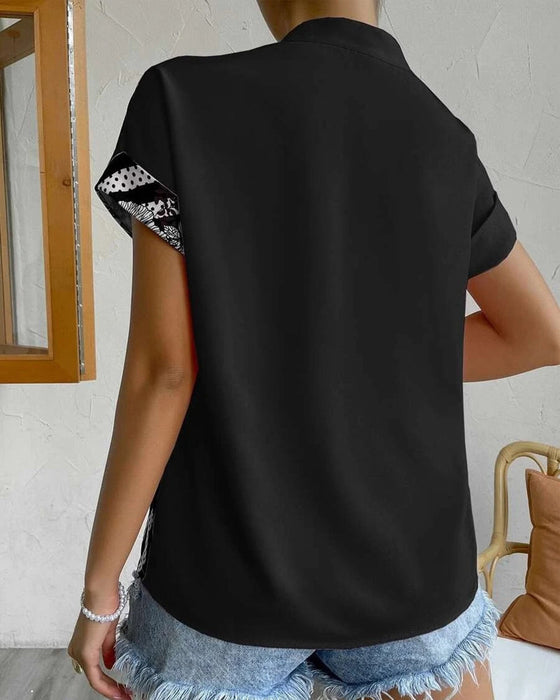 Bluse i panelt blomsterprint med knapp og kort erme