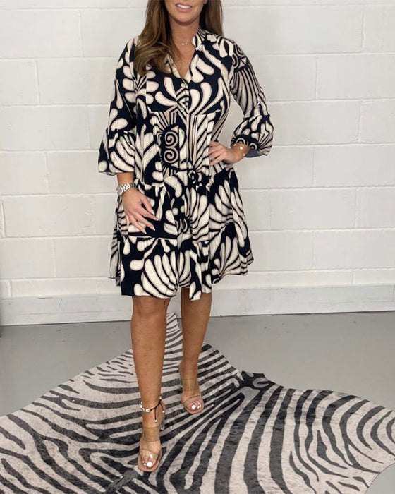 V-hals avslappet kjole med trykk