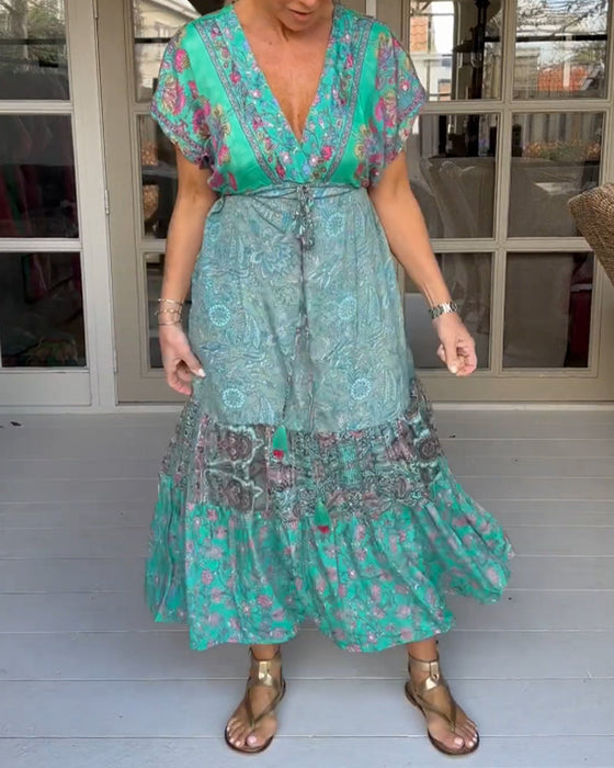 Elegant kjole med V-hals i trykk