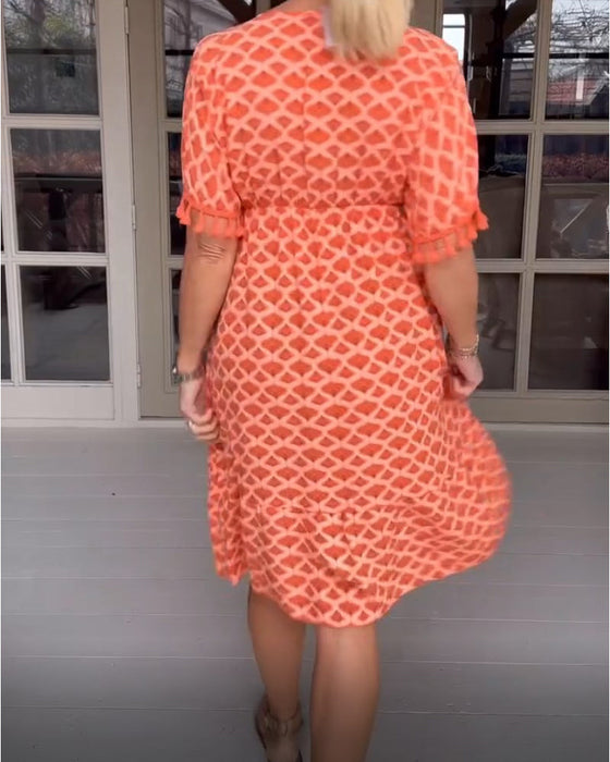 V-hals kjole i trykk med frynser