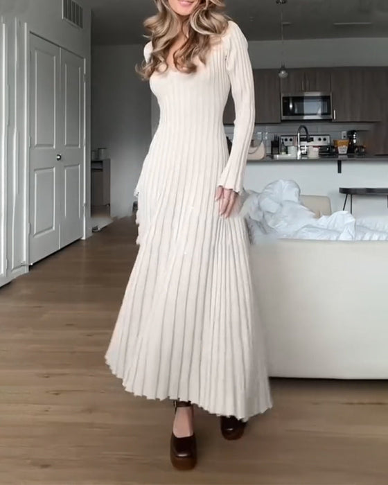 Ensfarget kjole med v-hals, ribbet