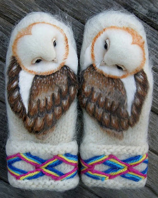 Håndvevde nordiske hansker i ull med ugler